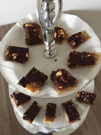 Veganes Snickers Fudge auf Etagere