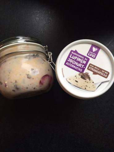 Lupinen - Stracciatella Joghurt - Alternative. Auf dem Bild im Glas zubereitet mit frischen Kirschen, Erdnussmehl und Haferflocken. 