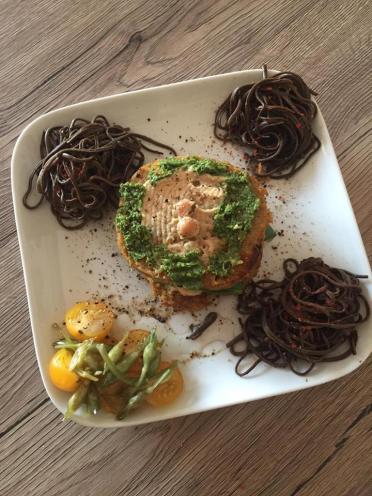 Diese glutenfreie Burgervariante von Alberts ist nicht vorfrittiert und daher locker leicht und bekömmlich. Zubereitet mit schwarzen Bohnennudeln, gelben Tomaten, Bärlauchpesto, Hummus und einem kleinen gelbe Tomaten-Kapern Salat. 